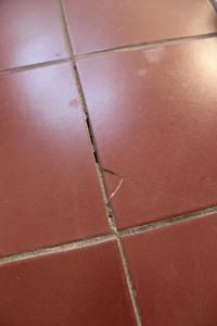cracked-tile-to-repair